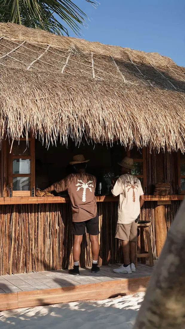 Bar beratap alang-alang Tumbao Beach Club di Pantai Tanjung Aan Lombok