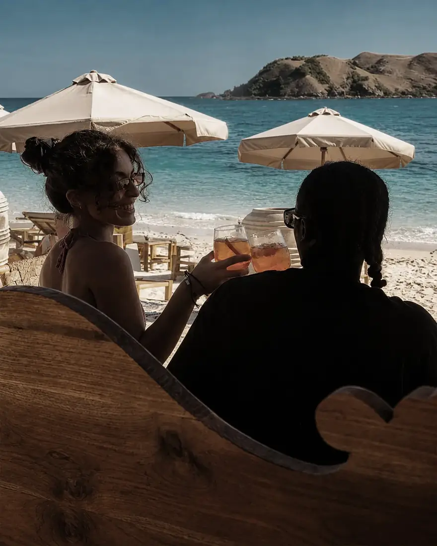 Menikmati sundowner cocktail di tepi pantai Tumbao Beach Club Lombok
