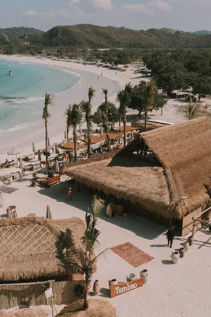Teluk Tanjung Aan Kuta Lombok dari udara, lokasi Tumbao Beach Club