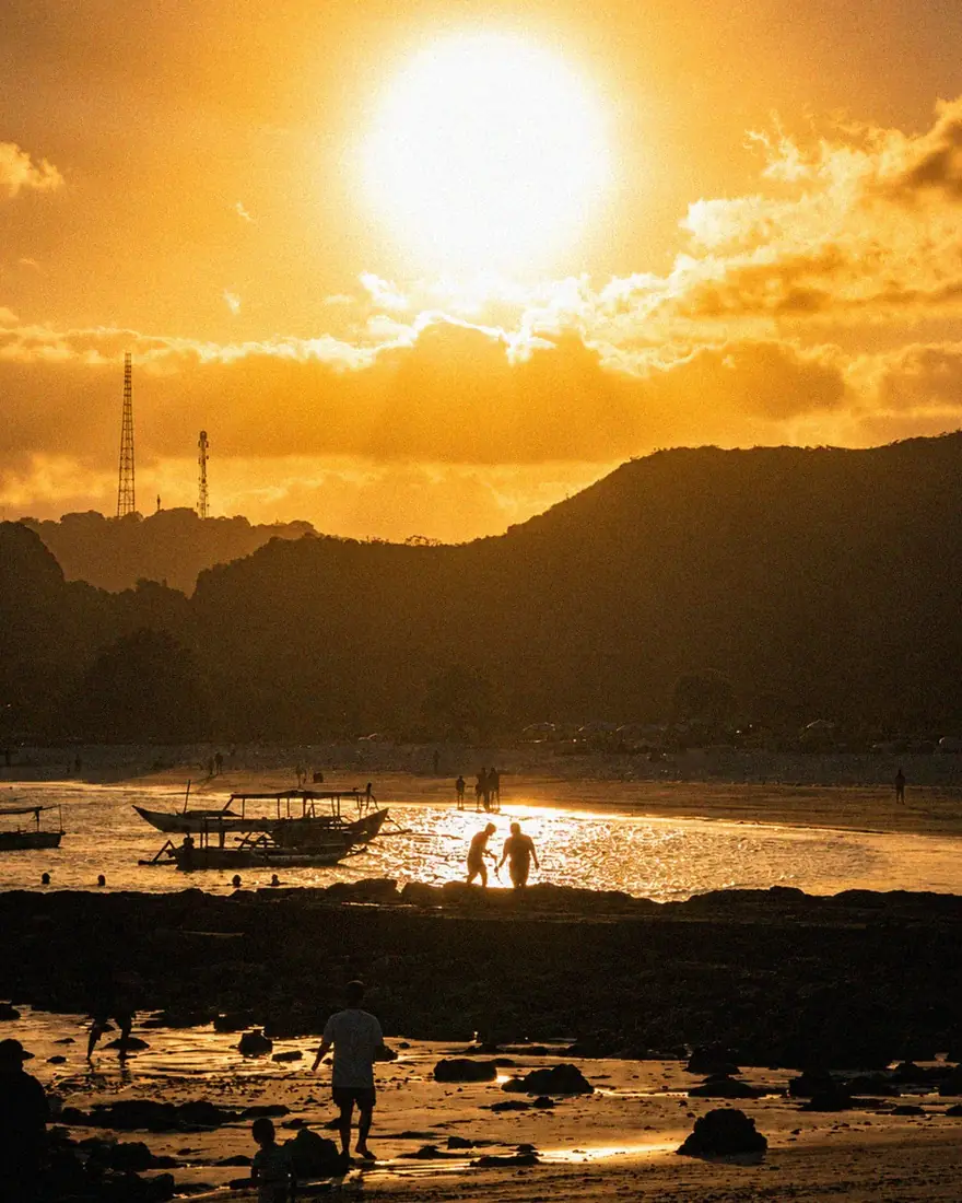Sunset keemasan di Tumbao Beach Club, sunset spot paling indah di Kuta Lombok